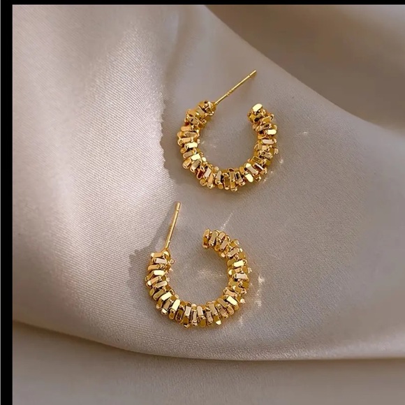 C-Shaped Hoop Earrings - Picture 5 of 6
